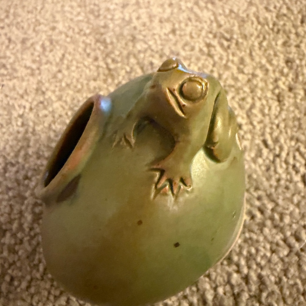 Sage Mossy Green Small Frog Ceramic Budvase - Picture 8 of 10